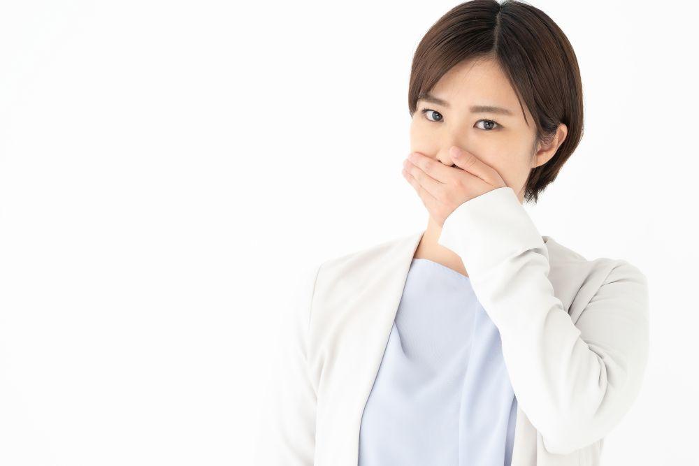 虫歯は口臭の原因になる？口が臭う原因や臭いを消す応急処置を解説します